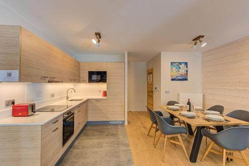 White Pearl A13 - Alpes Travel - Central Chamonix (Sleeps 6)