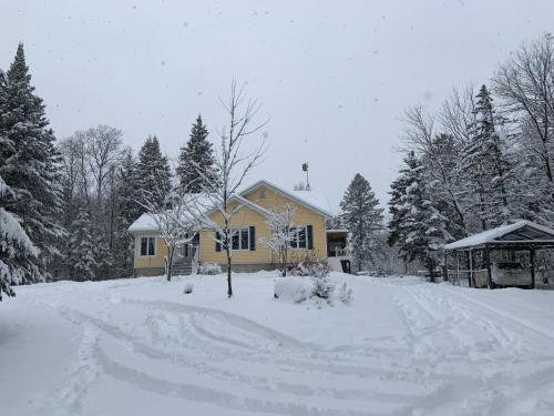 Το Le chalet jaune sur la Mastigouche τον χειμώνα