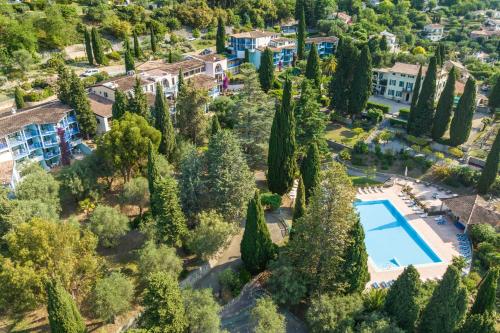 - une vue aérienne sur une villa avec une piscine et des arbres dans l'établissement Aec Village Vacances - Les Cèdres, à Grasse