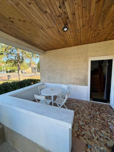 une terrasse en béton avec une table et des chaises dessus dans l'établissement Maison de village 4 chambres, à Neuvy-sur-Loire