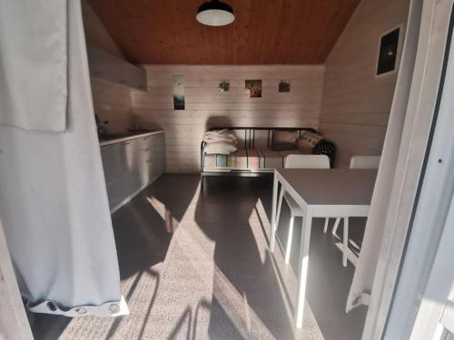 ein kleines Zimmer mit einem Tisch und Stühlen in einem Haus in der Unterkunft Ranczo Neverlandia 