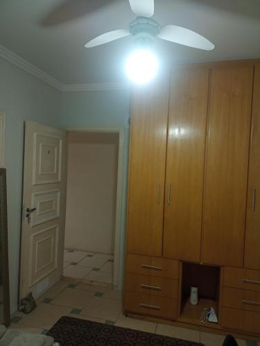 Cette chambre dispose d'un ventilateur de plafond et d'une armoire. dans l'établissement Dormitório 2 aconchegante a 2km de Alphaville, à Barueri