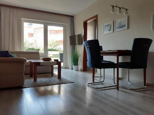 a living room with a table and chairs at Ferienwohnung Ranke in Scharbeutz_ in Haffkrug