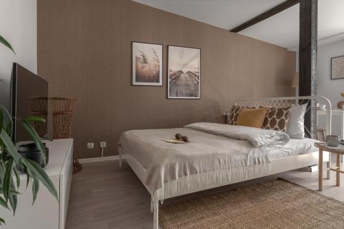 a bedroom with a bed in a room with a plant at HARBOR APARTMENTS - Damrota in Katowice