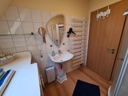 Ένα μπάνιο στο Ferienwohnung Meeresblick Norddeich mit Balkon