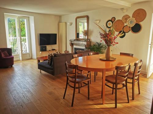 sala de estar con mesa y sofá en Maison au calme avec terrasse et jardin, en Chinon