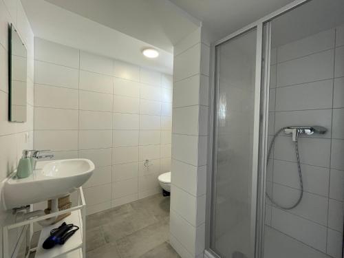a bathroom with a shower and a sink and a toilet at Modernes Stadtleben im gemütlichen City Apartment Dornbirn, London 8 in Dornbirn