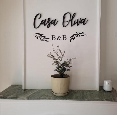 uma parede com uma planta e um sinal que lê csea fígado bcb em Casa Oliva B & B em Mendoza