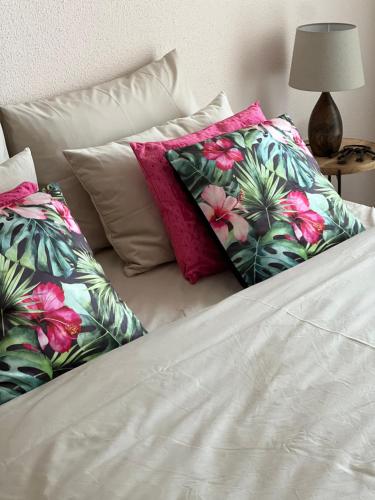 a white bed with two pillows on top of it at Richard's appartement 6 personnes 3 chambres in Pulversheim