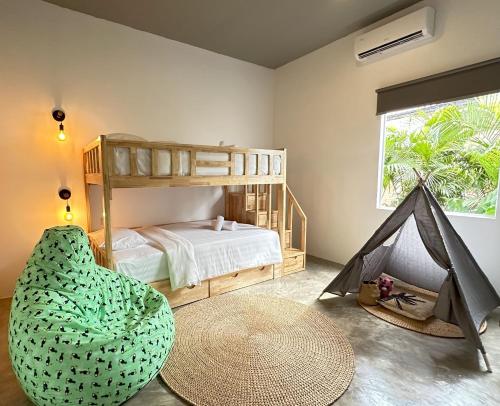 um quarto com um beliche e uma tenda em The Secret Garden Koh Rong em Koh Rong Island