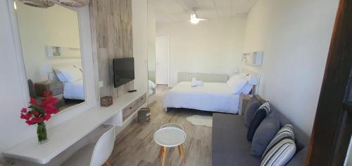 Кровать или кровати в номере Bougainvillea House Lefkara