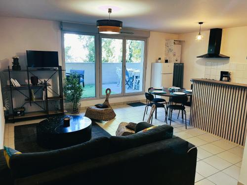 Photo de la galerie de l'établissement Charmant appartement T3 verdoyant et lumineux à 10 minutes des métros Roseraie et Argoulets, à Toulouse