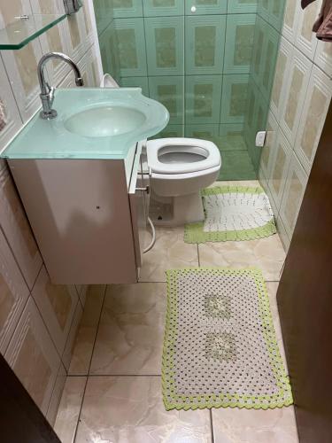 a bathroom with a sink and a toilet at Sobrado lindo em Itú a 5 minutos do Centro ! in Itu