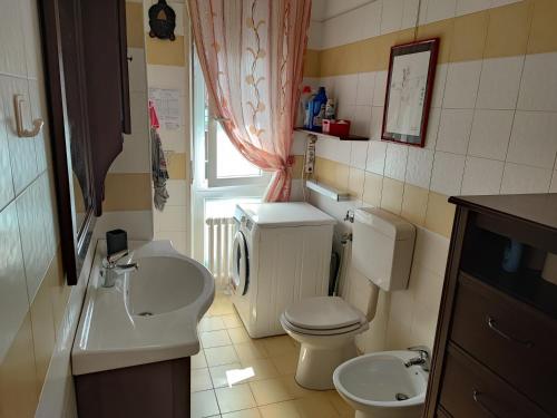 a small bathroom with a toilet and a sink at Appartamento Chic Vista Lago - Casa Janis in Verbania