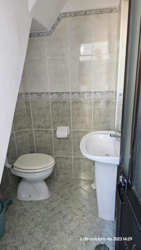 uma casa de banho com um WC e um lavatório em Casa do Sol em Albufeira