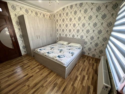 een kleine slaapkamer met een bed in een kamer bij Samarqand city in Samarkand