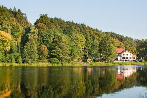 a house on the shore of a lake at Przystanek Tleń in Tleń