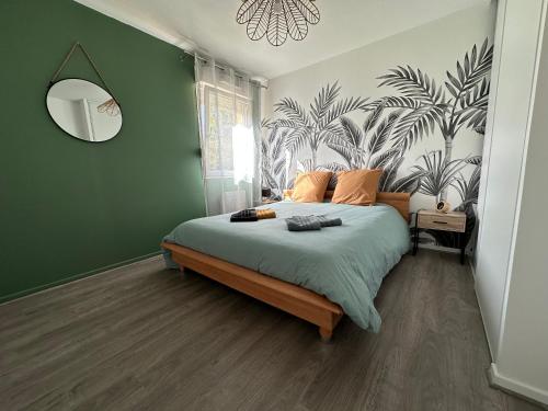 um quarto com uma cama com uma parede verde em L'évasion verte em Langres