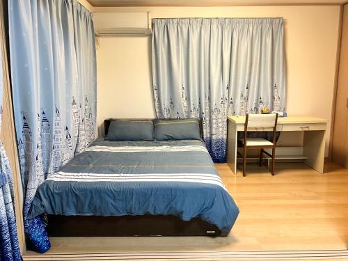 - une chambre avec un lit et un bureau dans l'établissement 新規OPEN8割！1棟貸切・10名可能！秋葉原まで13分、新宿まで32分／スカイツリー近く, à Tokyo