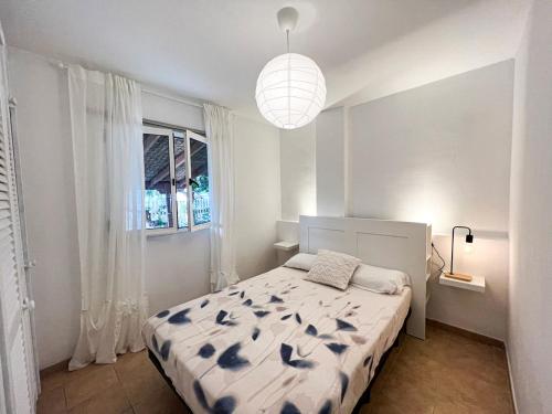 Un dormitorio con una cama con pájaros. en La Milagrosa Surf House & CoWork, en Lajares