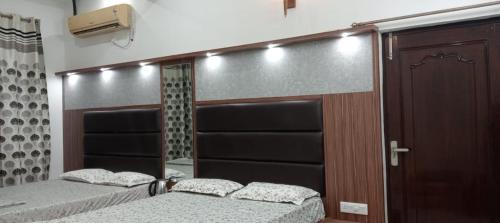 sypialnia z 2 łóżkami i lustrem w obiekcie Kailash Haveli w mieście Bikaner