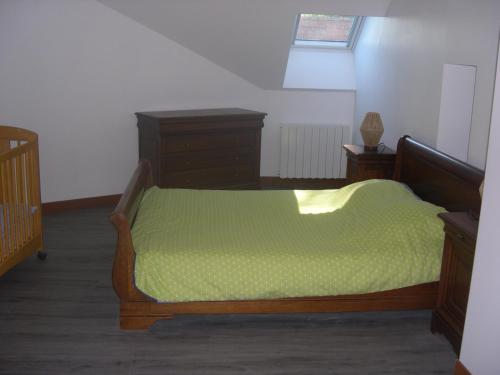 ein Schlafzimmer mit einem Bett und einer Kommode in der Unterkunft la ruée vers l'art 