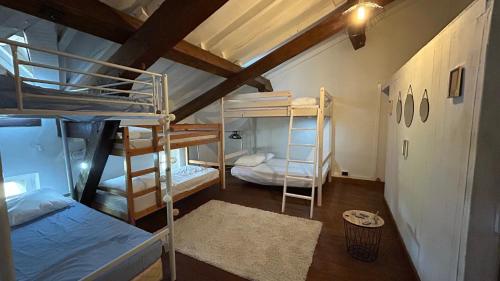 Poschodová posteľ alebo postele v izbe v ubytovaní Au coeur d'un Domaine Authentique de 7ha
