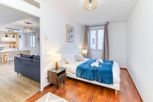 une chambre avec un lit et un salon dans l'établissement Quartier Gare, 2 personnes, wifi fibre, balcon, à Grenoble