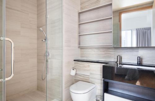 uma casa de banho com um chuveiro, um WC e um lavatório. em Splendid 1BR in Singapore em Singapura