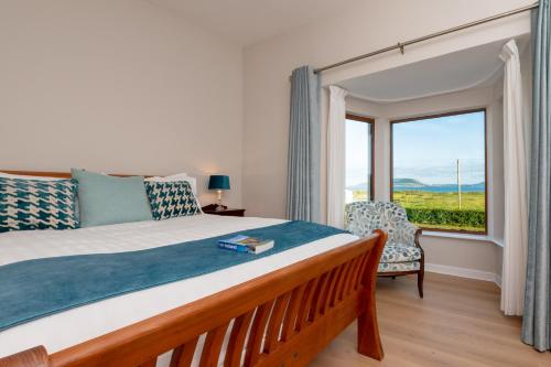 - une chambre avec un grand lit et une fenêtre dans l'établissement Herdsman's House, à Sligo