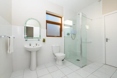 een badkamer met een wastafel en een douche bij Herdsman's House in Sligo