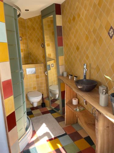 a bathroom with a sink and a toilet at Torenkamer op de vijfde verdieping van de watertoren van Strijen in Strijen