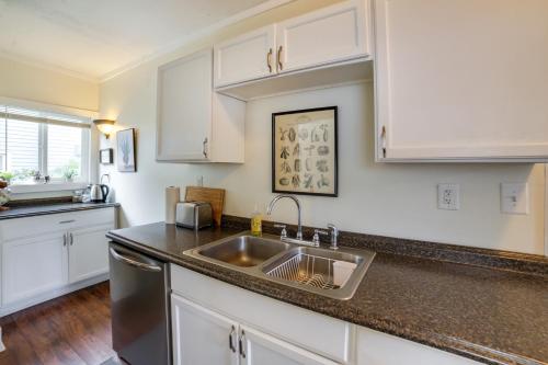 Η κουζίνα ή μικρή κουζίνα στο Family-Friendly Jackson Home with Sunroom Near Golf