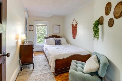 Ένα ή περισσότερα κρεβάτια σε δωμάτιο στο Family-Friendly Jackson Home with Sunroom Near Golf