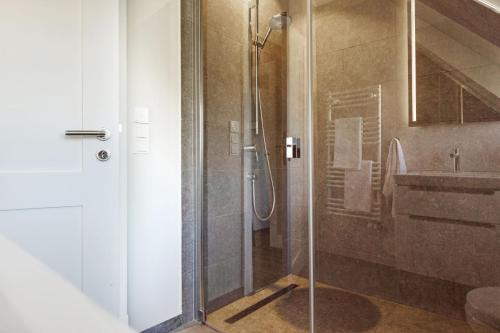 ein Badezimmer mit Dusche und Waschbecken in der Unterkunft Lister Brise in List