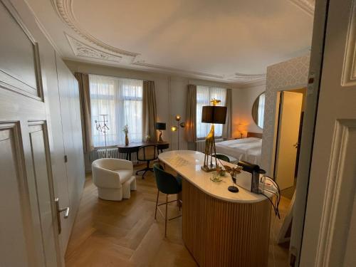 Pokój hotelowy z łóżkiem i biurkiem w obiekcie Exclusive one room apartment next to Zürich main station w Zurychu