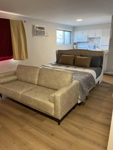 łóżko i kanapa w pokoju w obiekcie Luxury King Bed in Family Friendly Location w Chicago