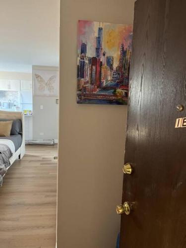 una puerta en una habitación con una pintura en la pared en Luxury King Bed in Family Friendly Location, en Chicago