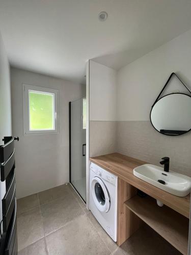 聖讓－皮耶德波爾的住宿－Le bon appart'，一间带洗衣机和水槽的浴室