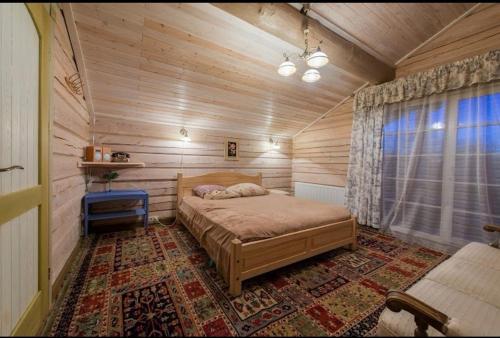 - une chambre avec un lit dans une pièce en bois dans l'établissement Pas Rapola, 