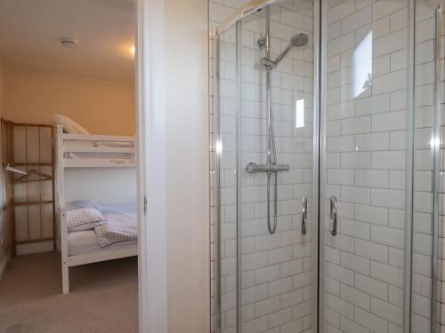 ein Bad mit einer Dusche und einem begehbaren Kleiderschrank in der Unterkunft Seaview at The Doocot in Elgin