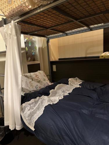 un letto a baldacchino in una stanza di Guest House Tosa Otesujihana - Vacation STAY 14370 a Kochi