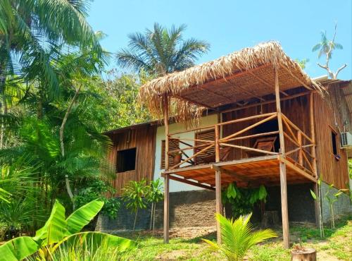 une petite maison avec un toit de paille dans l'établissement Ponta Poranga Jungle Lodge, à Manaus