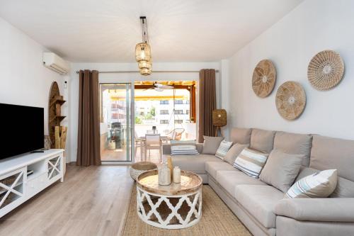 un soggiorno con un divano e una TV di Design house 150m from Las Vistas Beach a Playa de las Americas
