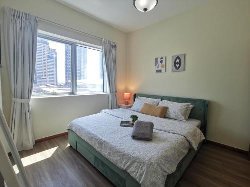 Postel nebo postele na pokoji v ubytování 1 BR renovated apartment in Marina Diamond 3 close to tram and metro