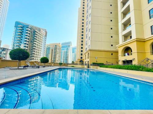 een zwembad in een stad met hoge gebouwen bij MURJAN JBR Apartments by HAPPY SEASON in Dubai