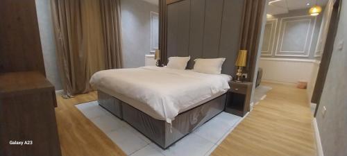 Un pat sau paturi într-o cameră la مكارم الدار