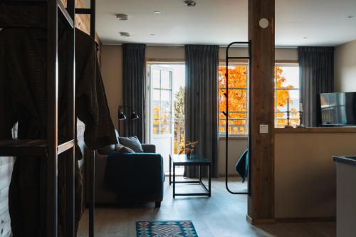 una camera con un letto e una sedia e una finestra di Skoogs Logi - Rum a Funäsdalen