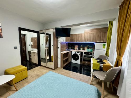 - une petite cuisine avec un lit bleu dans une chambre dans l'établissement Central Studio Apartment - Varna City, à Varna