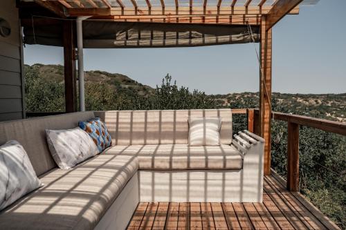 un sofá sentado en una terraza con vistas en The View @ Santa Maria, en Santa Maria